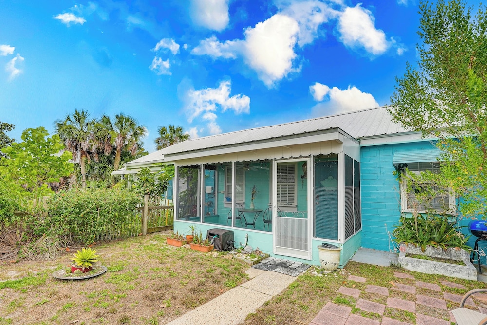 Carrabelle Cottage w/ BBQ Grill ~ 7 Mi to Beach! view 2