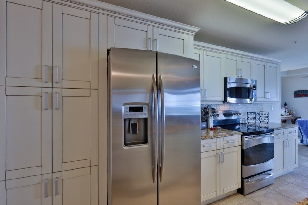 Oceanfront Condo With Beautiful Views 2 Bedroom Condo