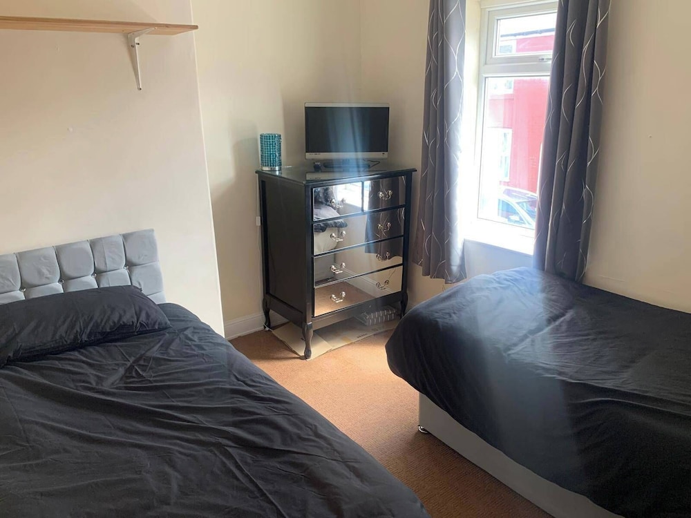 By the Sea, Sleeps 4-6, Private Patio, Nearbeach, Seasideretreat, Train to Liverpool or Chester is a hop Skip and a Jump Away