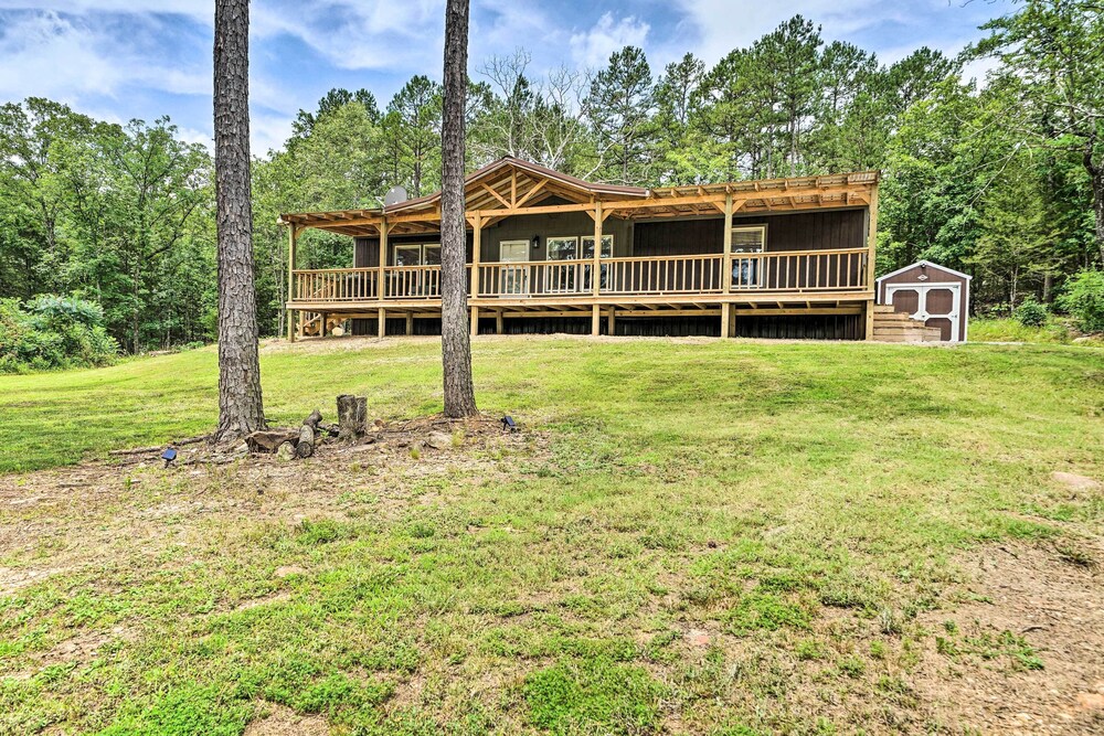 Updated Tuskahoma Cabin w/ Fire Pit & Deck! view 2
