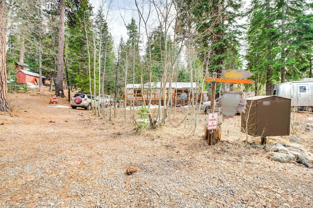 4 Mi to Lake Tahoe: Cozy Cabin w/ Deck!