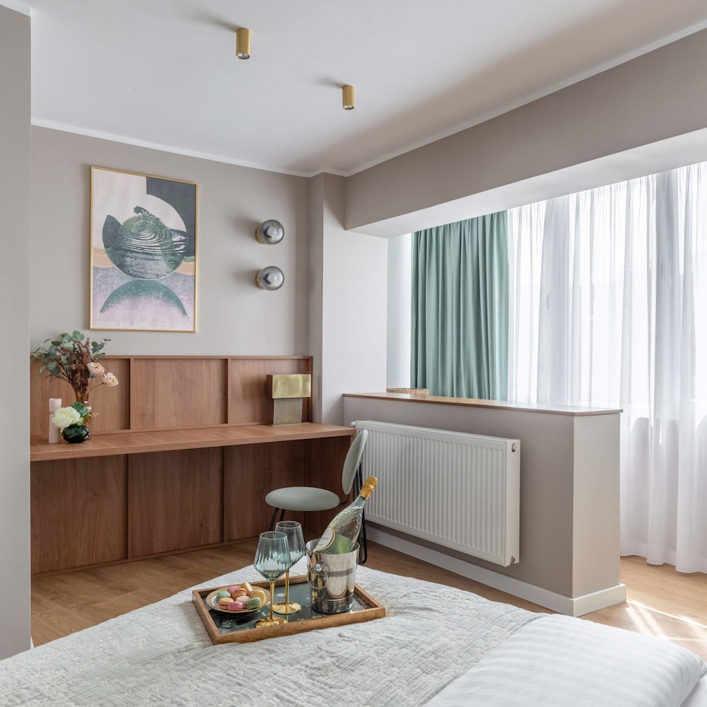 Holt s Sublime Minty Fresh 1BR on the Park view 3