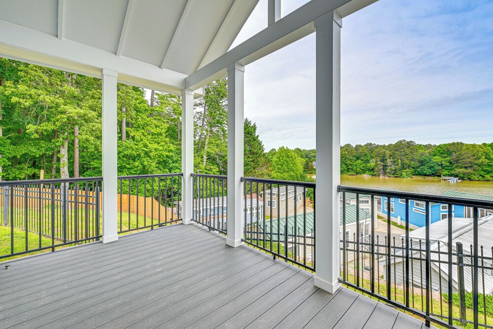 Work Close to Home at This Lake-view Retreat