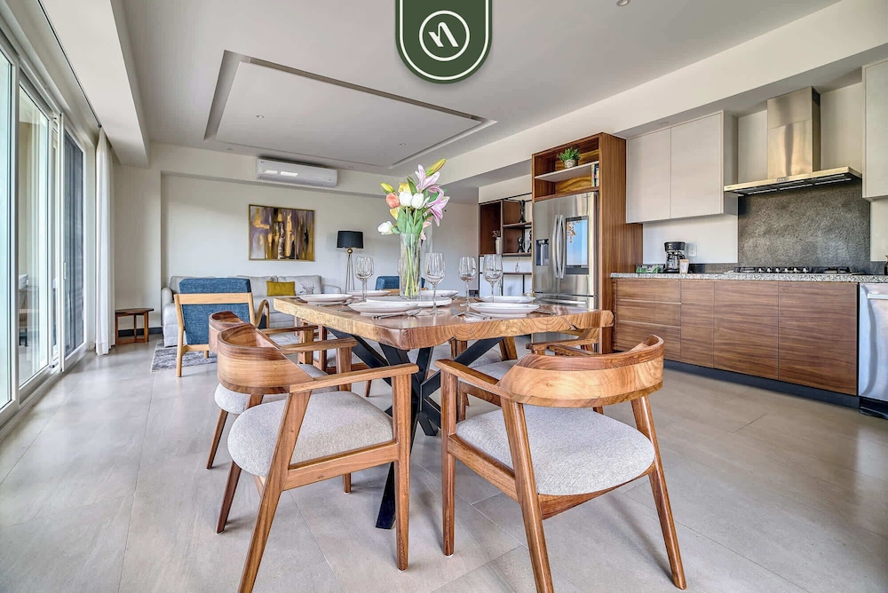 Luxury 2 BR Condo Near Golf Courses and Marina