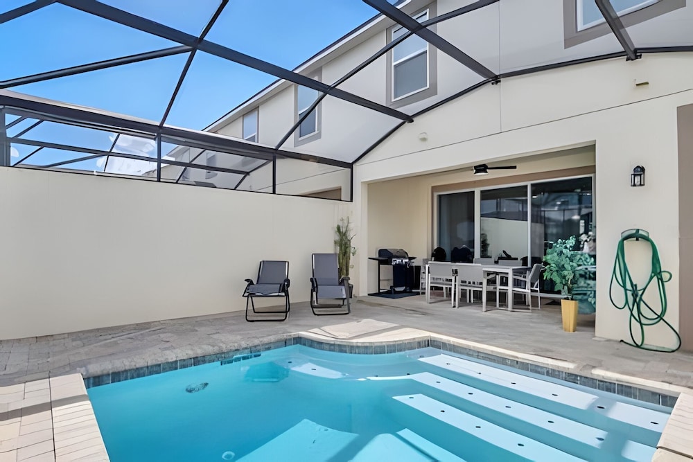 Luxury 5-bed Home With Private Splash Pool