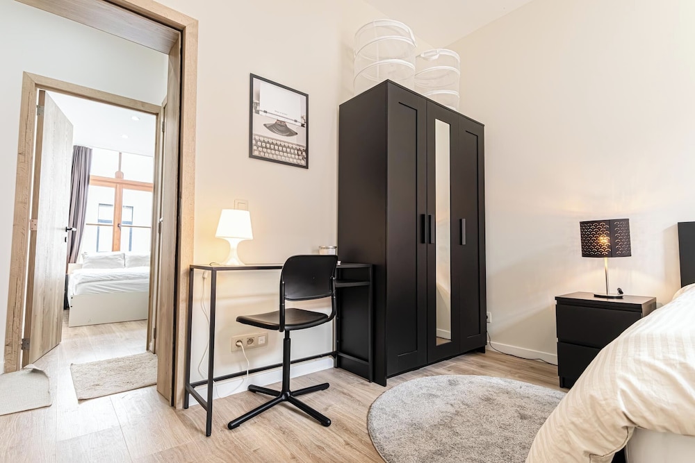 Modern 3BR Apt for 6 with Patio Ghent