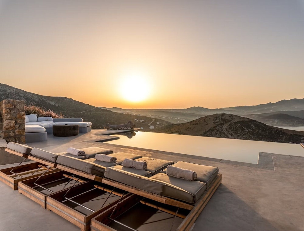 Charming Villa Near Ftelia Beach