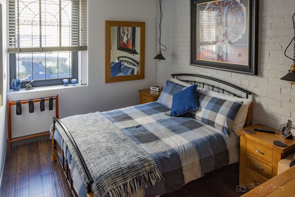 3 Bed- The Catacombs From White Lane Lets view 5
