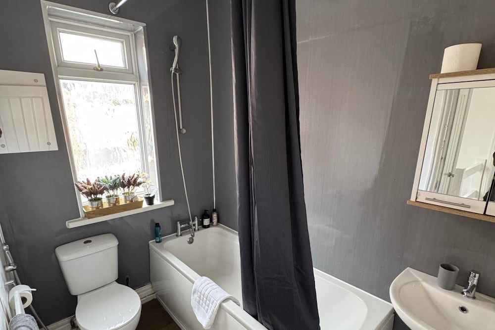 City Centre-4 Br-sleeps 7-garden-free Parking