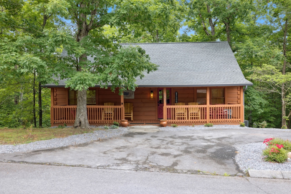 Bear Tracks 2 Bedroom Cabin by RedAwning view 2