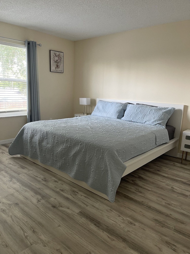 5 Bedroom Pool Home - Image 5