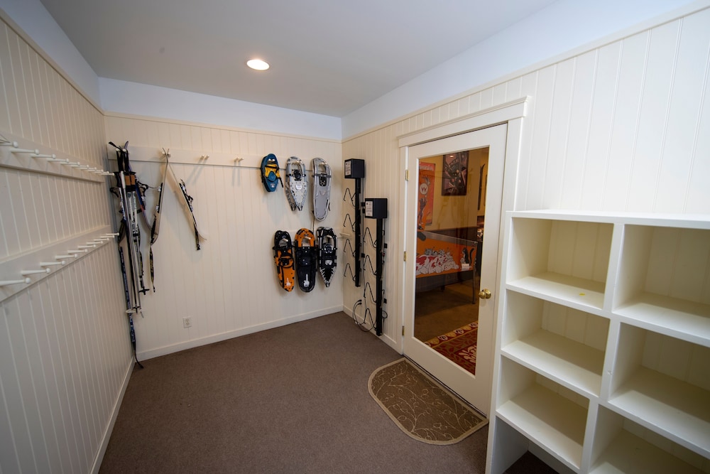 Luxury 6br Solitude Ge- Indoor Bball Court, Private Tub 6 Bedroom Home by RedAwning view 5