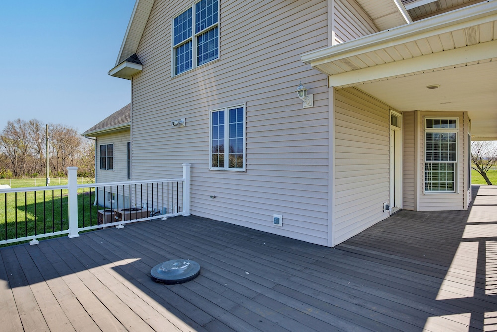 Fire Pit & Gazebo: Rural Warrensburg Getaway!