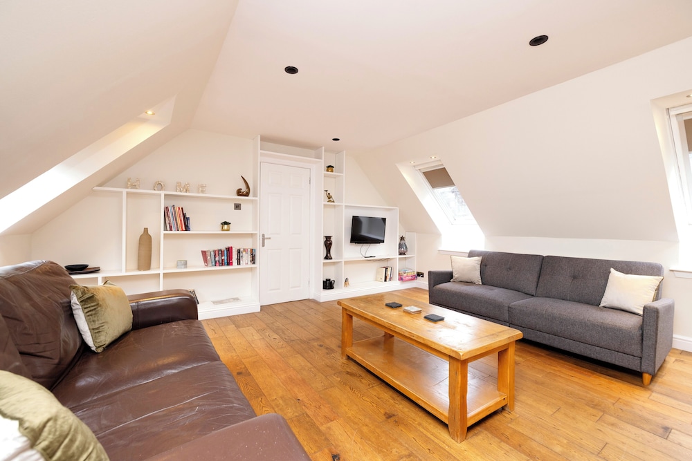 JOIVY Modern flats near Edinburgh Castle