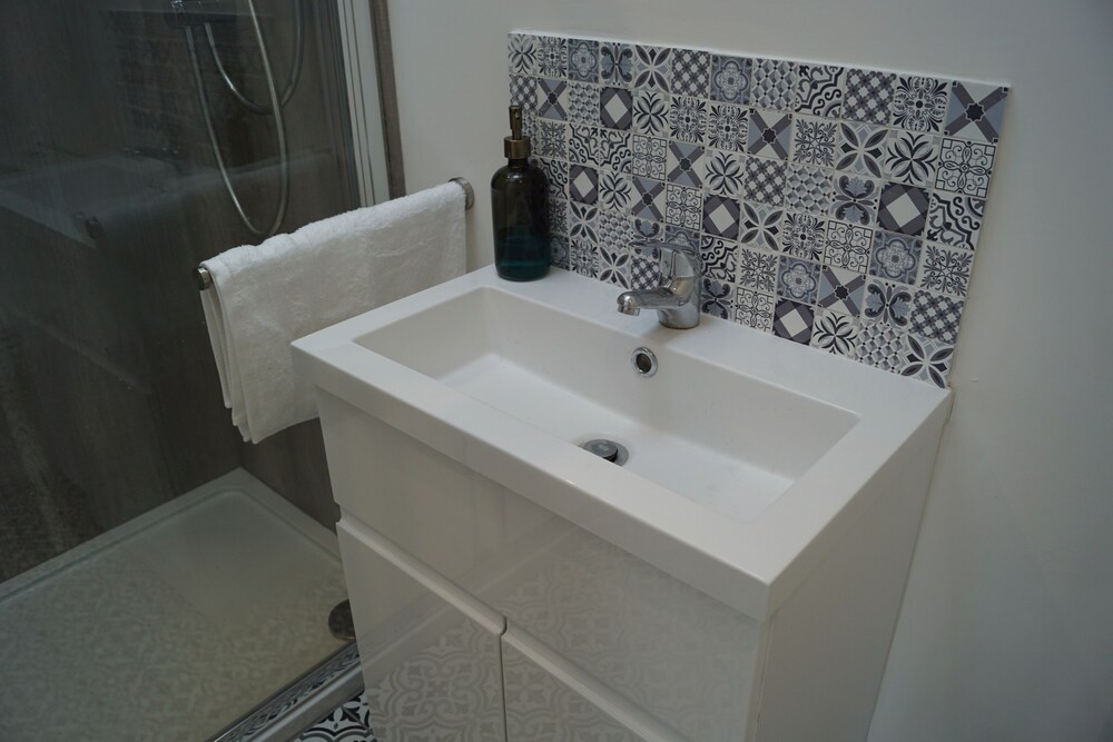 Vale View - Sleeps 6 - Pets Ok - Garden - Parking