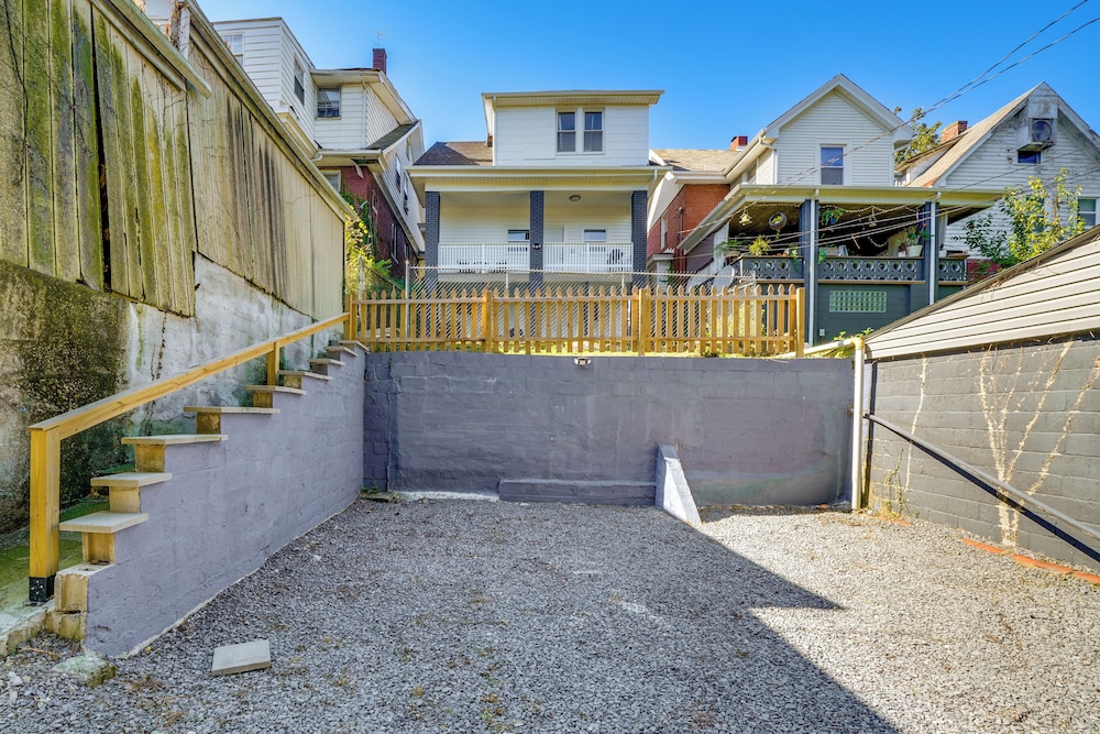 4 Mi to Dtwn: Pet-friendly Home in Pittsburgh