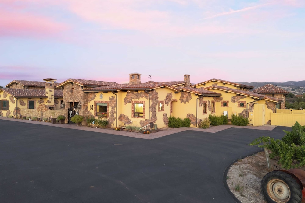 Soaking Tub, Vineyard Views & Wine Trail Access The Casita at Vines Estate by Avantstay