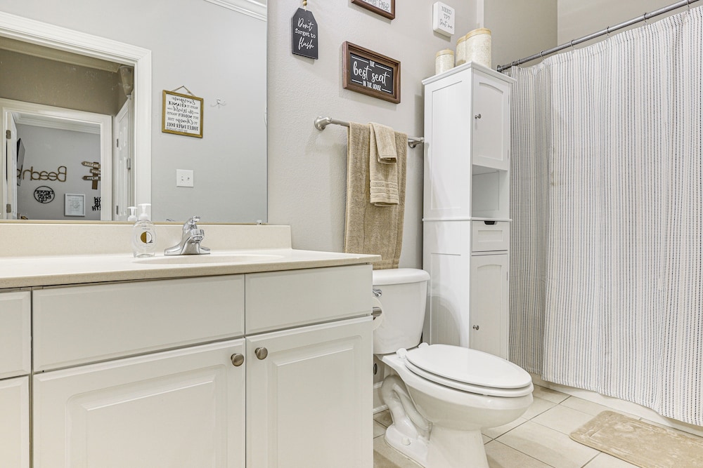 3 Mi to Owa: Modern Condo w/ Resort Pool!