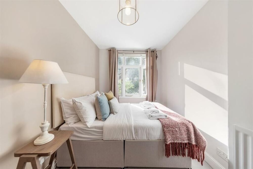 Spacious 3B House in South Kensington