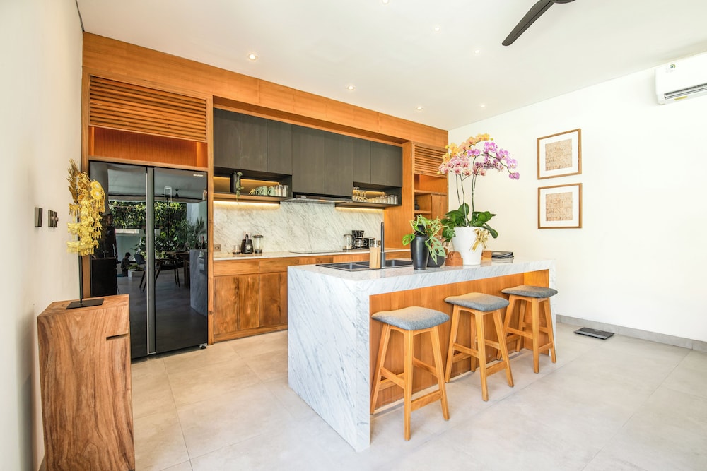 Luxury 5BR Villa, 200m to Brawah's Beach Bliss