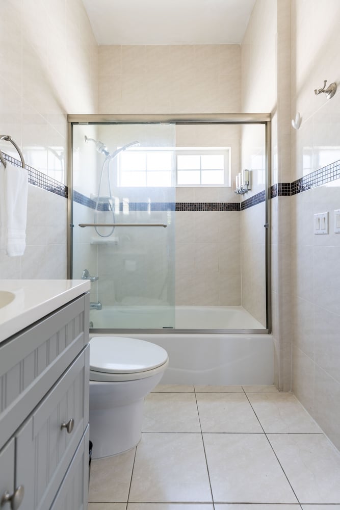 Elegant Retreat Modern Comforts, Prime Location