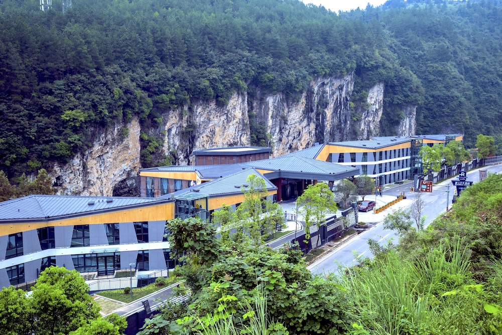 Spring Posh Roadsun International Hotel & Resort