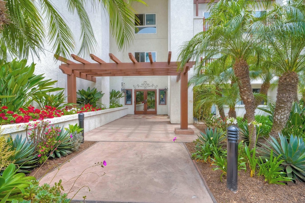 La Costa Comfort - Resort-style Living for 2