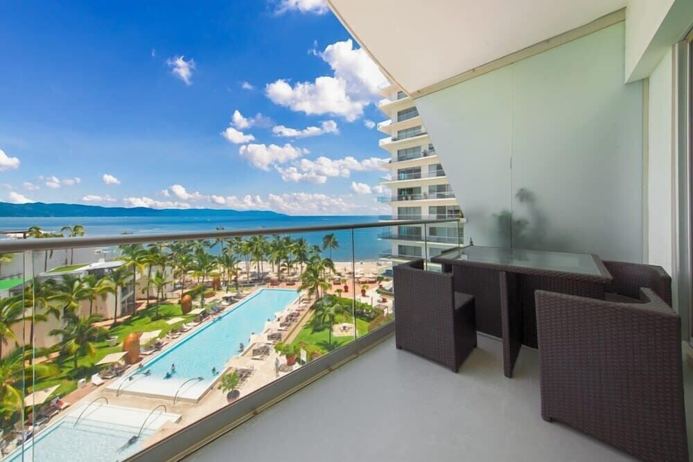 Oceanview 3BR Apt With Beach Access - Pool - Gym