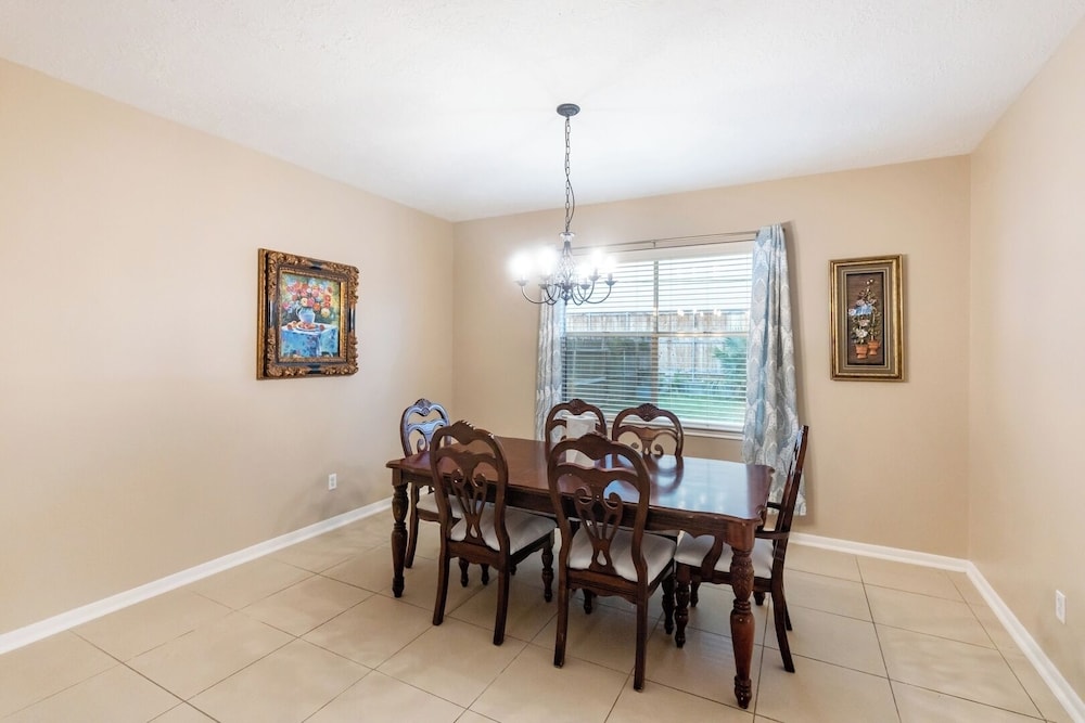 Pet-friendly 3BR Near First Colony Mall