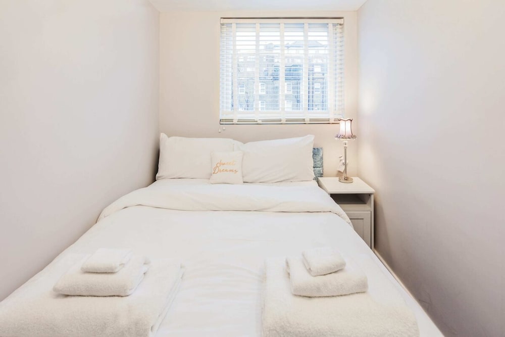 Modern 2 bed Flat, West Kensington, Sleeps 4