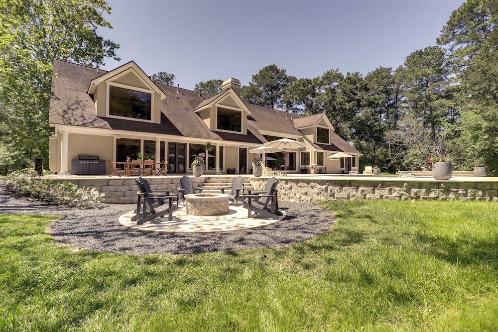 Private 25 Acre Estate w/ Lake: Fish & Canoe!