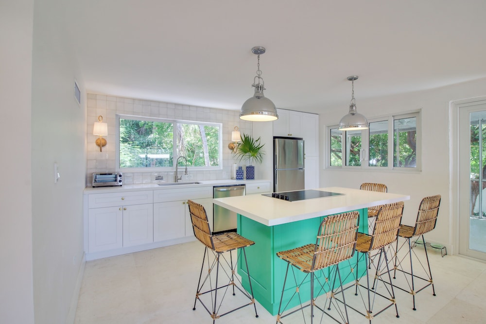 Steps to Gulf: Sleek Top-floor Apt in Tavernier!