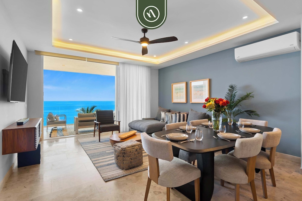 New Stylish 1 BR Condo - Ocean Views - Flex Room