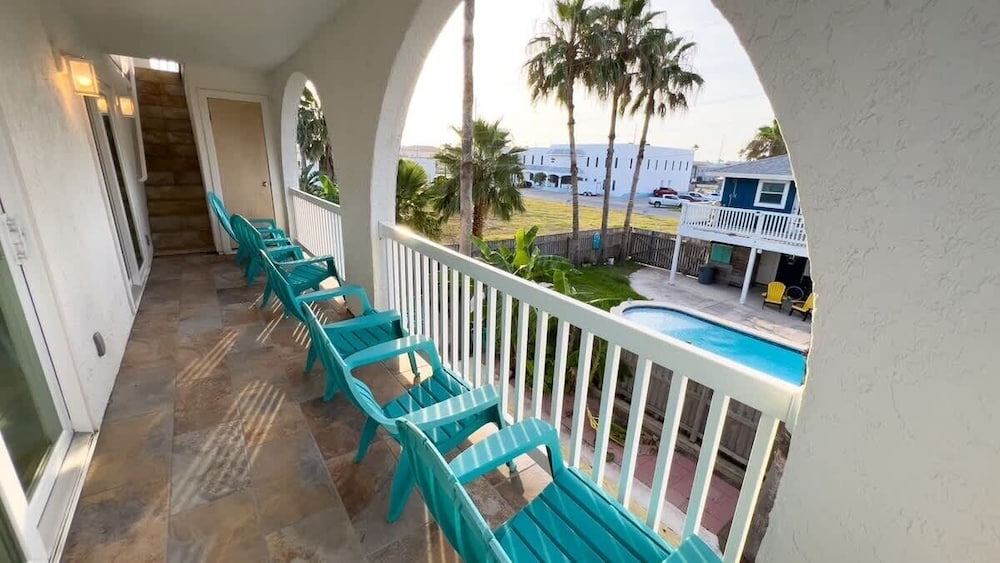 Fun Retro Island Vibe Sleeps 17 Beach 1 Block 4 Bedroom Home