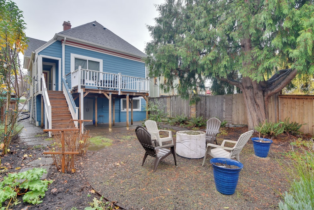 < 1 Mi to Moda Center: Walkable Portland Retreat!