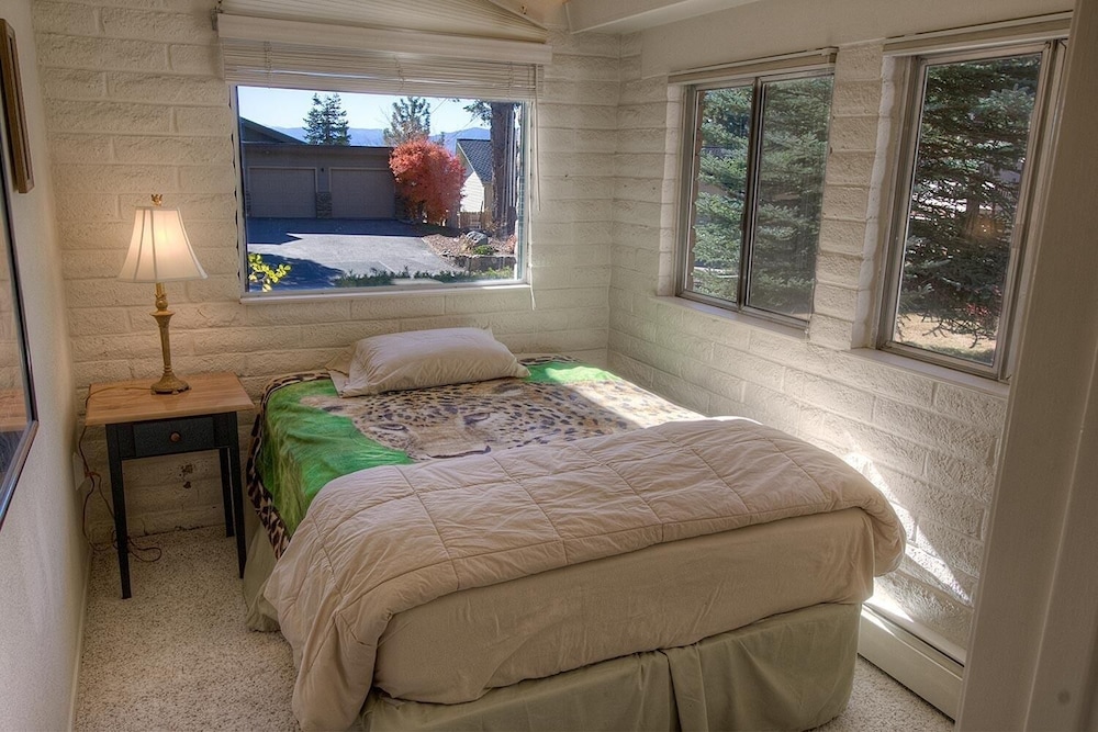 Cheyenne Chalet 4 Bedroom Home by RedAwning - Property Image 23