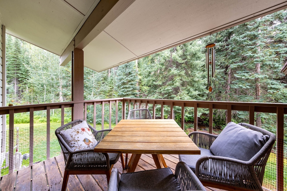 Winterwood 5 2 Bedroom Townhouse by RedAwning view 3