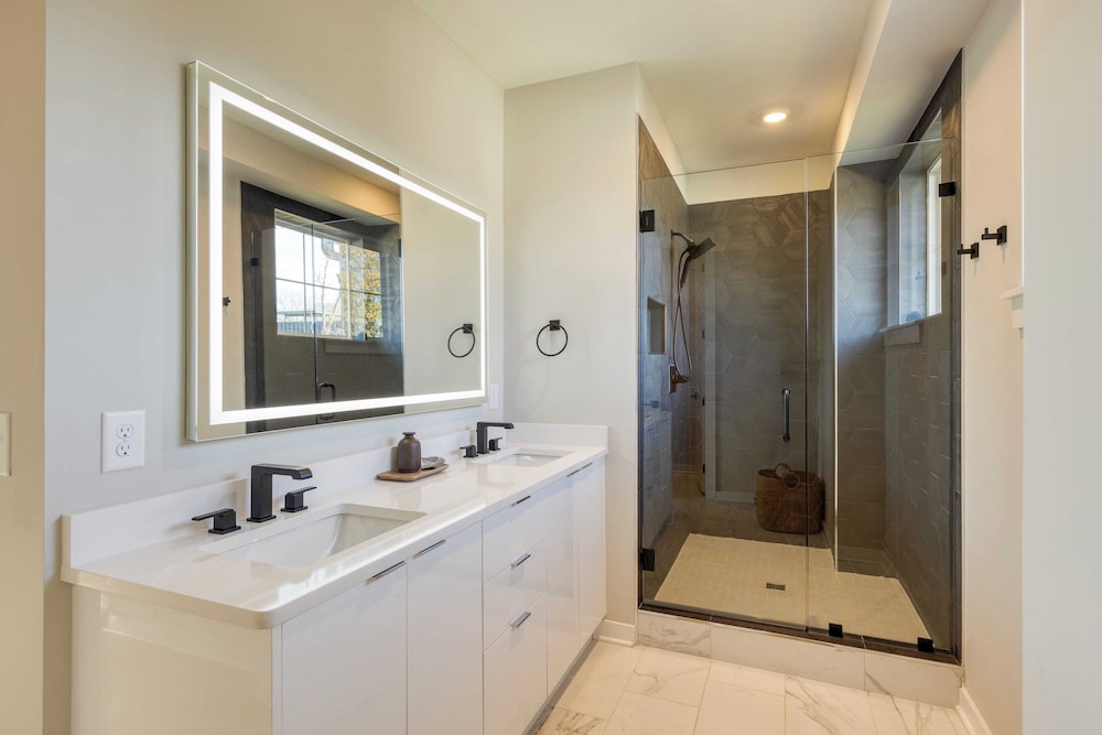 Sleeps 24! 3 Modern 4bdr Townhomes w/ Covered Patios Nashville Group Retreat
