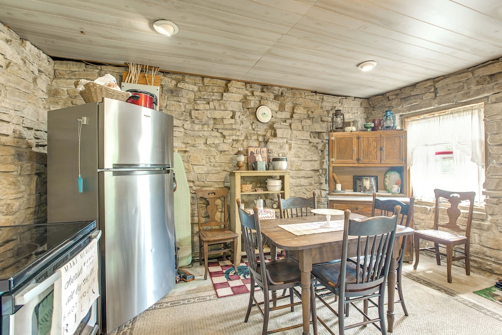 3 Mi to River: 11-acre Retreat in Rural Stockport