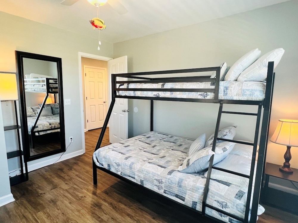 Just Breeze 'n 4 Bedroom Home by RedAwning