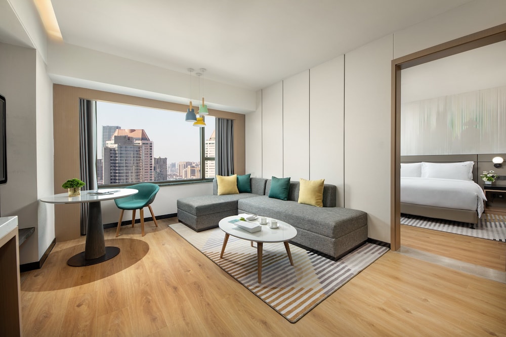 Holiday Inn Shanghai Nanjing Road by IHG 1