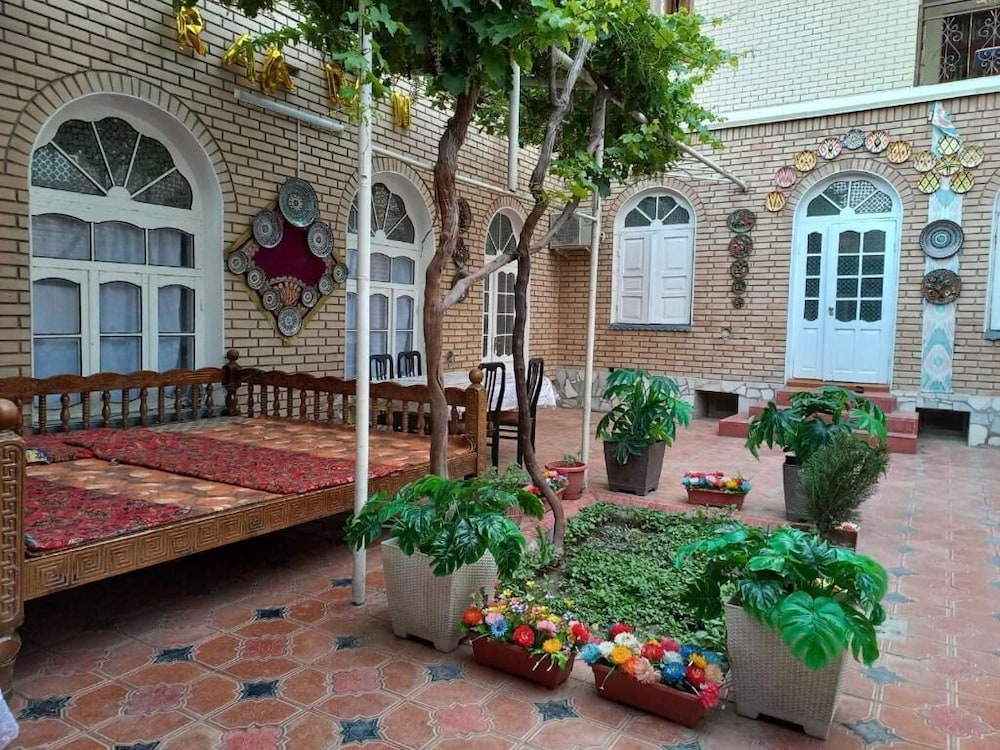 Family Guest House Parivash