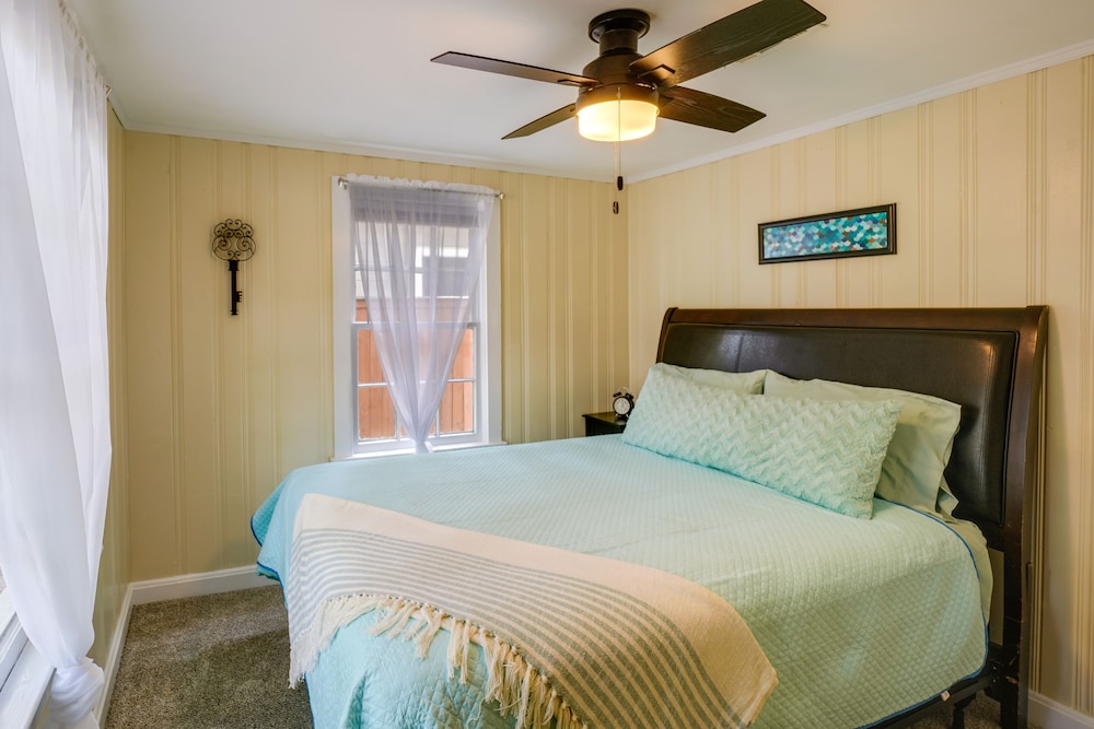 Cozy 3 Oaks Cottage in Gulfport: Close to Beach! view 3