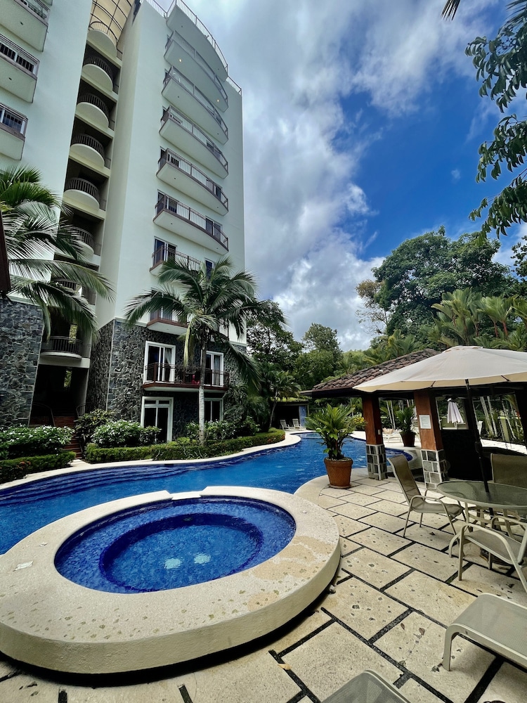 La Torre: Poolside Condo with Scenic Views
