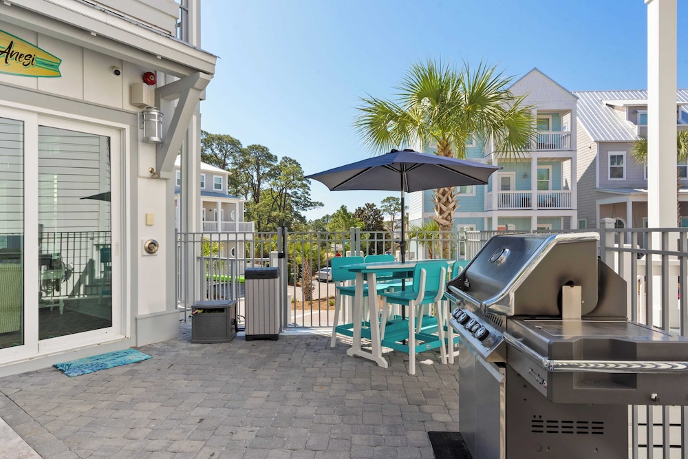 Gulf-view Retreat w/ Rooftop Deck + Private Pool Villa Anesi by Avantstay