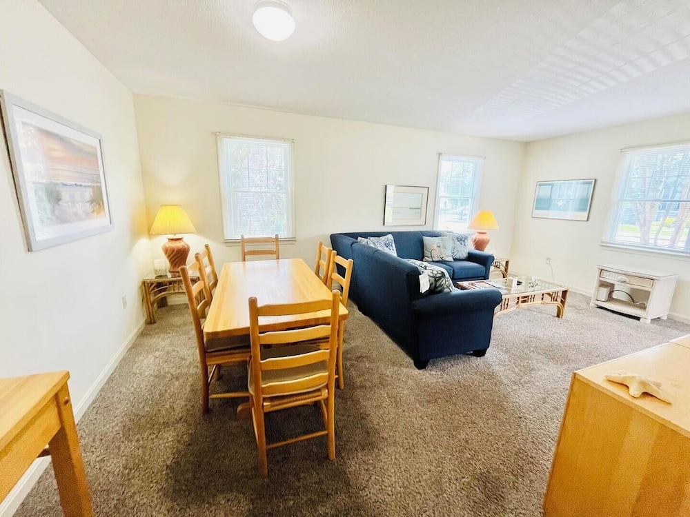 King Charles Avenue 404 #4