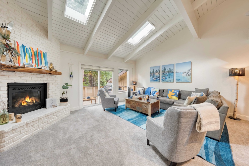 Ski Way by Avantstay Cozy Tahoe Home w/ Fireplace & Balcony