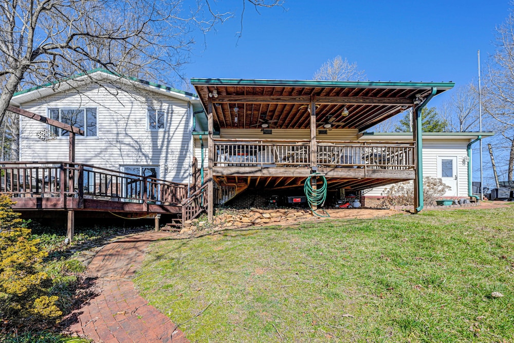 Lakefront Cabin Retreat w/ Dock in Robbinsville!
