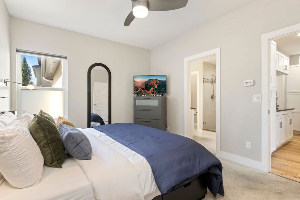 Rams Roost Rooftop Hot Tub, Patio & Family Fun
