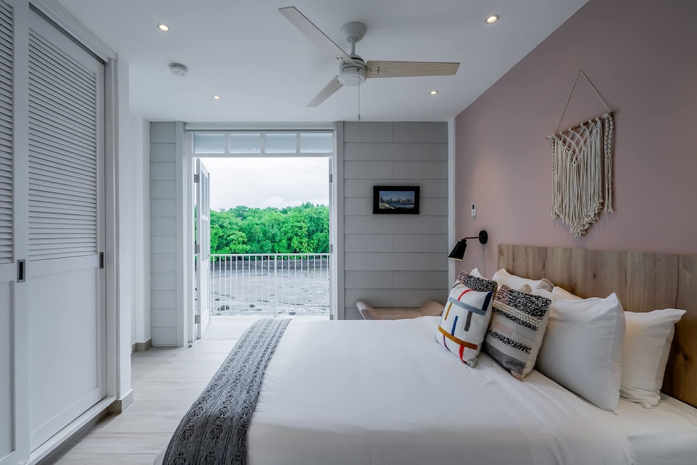 w Warm 1BR With Balcony in Panama